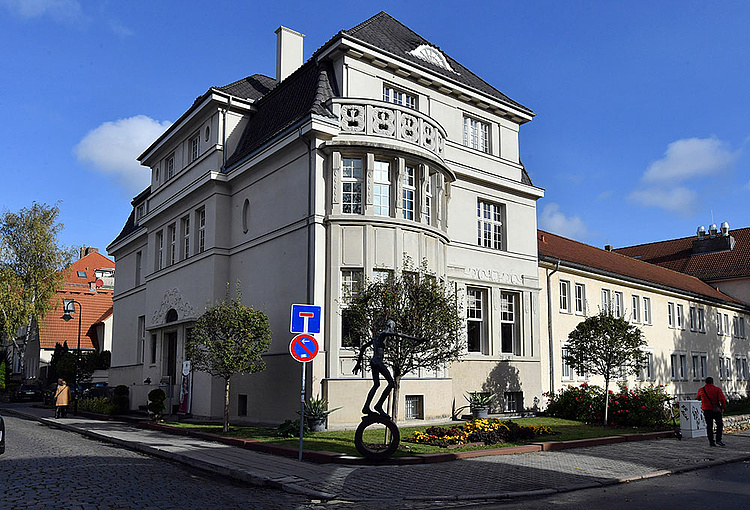 Die Villa liegt direkt an der Ecke St.-Georg-Straße / Am Reifergraben.
