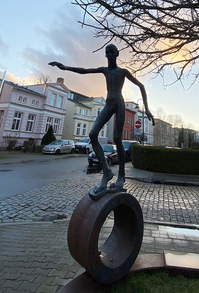 Durch Mariola Brandt gesponserte Skulptur „BalanceAkt“ vor der Villa erfreut den Stadtteil